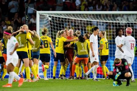 190624 Players of Sweden celebrates winning during the FIFA WomenÂ s World Cup round of sixteen match between Sweden and Canada on June 24, 2019 in Paris Photo Simon Hastegard Bildbyran Kod SH 180086 bbeng fotboll football fotball soccer dam women kvinner frankrike france vm vm 2019 verdensmesterskap världsmästerskap fifa women s world cup 2019 world cup attondelsfinal knockout stage canada kanada sverige sweden jubel celelbration,  Copyright: SIMONxHASTEGARD BB190624SH111