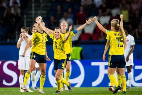 190624 Linda Sembrant, Hanna Glas and Caroline Seger of Sweden celebrate winning during the FIFA Women s World Cup round of sixteen match between Sweden and Canada on June 24, 2019 in Paris Photo Simon Hastegard Image Source Code SH 180086 bbeng soccer football soccer soccer lady women women france france world cup 2019 world championship fifa women s world cup 2019 world cup attribute final knockout stage canada canada sweden sweden celelbration,  Copyright: SIMONxHASTEGARD BB190624SH113
