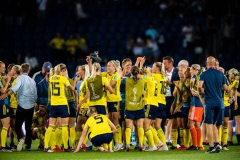 190624 Players of Sweden celebrates winning during the FIFA WomenÂ s World Cup round of sixteen match between Sweden and Canada on June 24, 2019 in Paris Photo Simon Hastegard Bildbyran Kod SH 180086 bbeng fotboll football fotball soccer dam women kvinner frankrike france vm vm 2019 verdensmesterskap världsmästerskap fifa women s world cup 2019 world cup attondelsfinal knockout stage canada kanada sverige sweden jubel celelbration,  Copyright: SIMONxHASTEGARD BB190624SH117