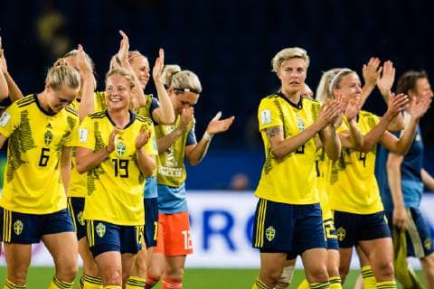 190624 Magdalena Eriksson, Anna Anvegard, Lina Hurtig and Hanna Glas of Sweden celebrate winning during the FIFA Women s World Cup round of sixteen match between Sweden and Canada on June 24, 2019 in Paris Photo Simon Hastegard Image Agency Code SH 180086 bbeng football football soccer soccer dam women women france france world cup 2019 world championship fifa women s world cup 2019 world cup attribute final knockout stage canada canada sweden swelter celelbration,  Copyright: SIMONxHASTEGARD BB190624SH118