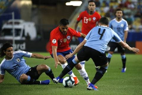 Futbol, Chile vs Uruguay Copa America 2019 El jugador de la selecciones chilena Alexis Sanchez, izquierda, disputa el balon con Edinson Cavani de Uruguay durante el partido del grupo C de la Copa America realizado en el estadio Maracana de Rio de Janeiro, Brasil. 24 06 2019 Andres Pina Photosport Football, Chile vs Uruguay Copa America Championship 2019 Chile s player Alexis Sanchez,, battles for the ball against Edinson Cavani of Uruguay during the group C match of the Copa America Championship held at the Maracana stadium in Rio de Janeiro, Brazil. 24 06 2019 Andres Pina Photosport Chile vs Uruguay, Copa America 2019 