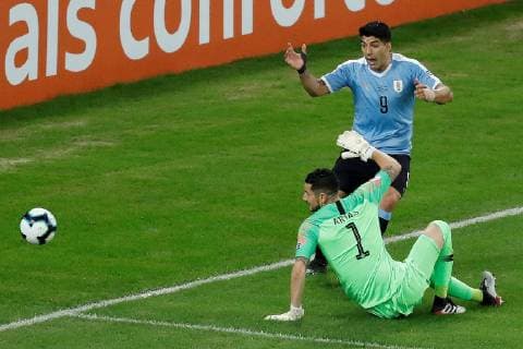Uruguay s Luis Suarez (up) vies for the ball with Chile s goalkeeper Gabriel Arias during the Copa America 2019 Group C soccer match between Chile and Uruguay, at the Maracana Stadium in Rio de Janeiro, Brazil, 24 June 2019. Chile vs. Uruguay !ACHTUNG: NUR REDAKTIONELLE NUTZUNG!  Copyright: xJulioxCesarxGuimaraesx SCA1777 20190625-636970239068000344