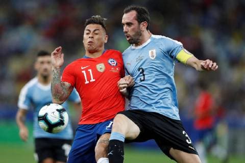 Uruguay s Diego Godin (R) vies for the ball with Chile s Eduardo Vargas during the Copa America 2019 Group C soccer match between Chile and Uruguay, at the Maracana Stadium in Rio de Janeiro, Brazil, 24 June 2019. Chile vs. Uruguay !ACHTUNG: NUR REDAKTIONELLE NUTZUNG!  Copyright: xFernandoxMaiax SCA1791 20190625-636970258220593429