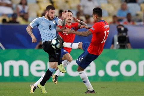 Uruguay s Nahitan Nandez (L) vies for the ball with Chile s Erick Pulgar during the Copa America 2019 Group C soccer match between Chile and Uruguay, at the Maracana Stadium in Rio de Janeiro, Brazil, 24 June 2019. Chile vs. Uruguay !ACHTUNG: NUR REDAKTIONELLE NUTZUNG!  Copyright: xAntonioxLacerdax SCA1794 20190625-636970259473298575