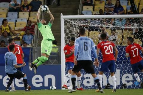 Futbol, Chile vs Uruguay Copa America 2019 El jugador de la seleccion chilena Gabriel Arias controla el balon durante el partido del grupo C de la Copa America contra Uruguay disputado en el estadio Maracana de Rio de Janeiro, Brasil. 24 06 2019 Andres Pina Photosport Football, Chile vs Uruguay Copa America Championship 2019 Chile s player Gabriel Arias controls the ball during the group C match of the Copa America Championship against Uruguay held at the Maracana stadium in Rio de Janeiro, Brazil. 24 06 2019 Andres Pina Photosport Chile vs Uruguay, Copa America 2019 