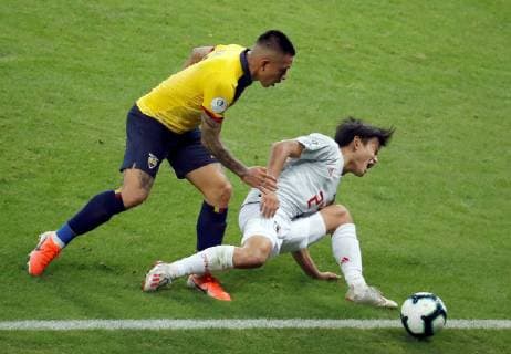 Ecuador s Cristian Ramírez (L) vies for the ball with Japan s Takefusa Kubo during the Copa America 2019 Group C soccer match between Ecuador and Japan, at Mineirao Stadium in Belo Horizonte, Brazil, 24 June 2019. Ecuador vs. Japan !ACHTUNG: NUR REDAKTIONELLE NUTZUNG!  Copyright: xPauloxFonsecax SCA1896 20190625-636970261954369854