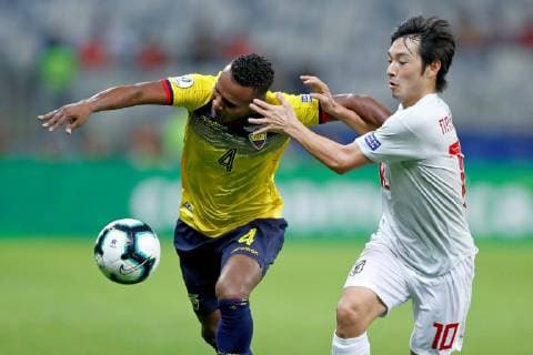 Japan s Shoya Nakajima (R) vies for the ball with Ecuador s Pedro Velasco during the Copa America 2019 Group C soccer match between Ecuador and Japan, at Mineirao Stadium in Belo Horizonte, Brazil, 24 June 2019. Ecuador vs. Japan !ACHTUNG: NUR REDAKTIONELLE NUTZUNG!  Copyright: xYurixEdmundox SCA18101 20190625-636970268111890377