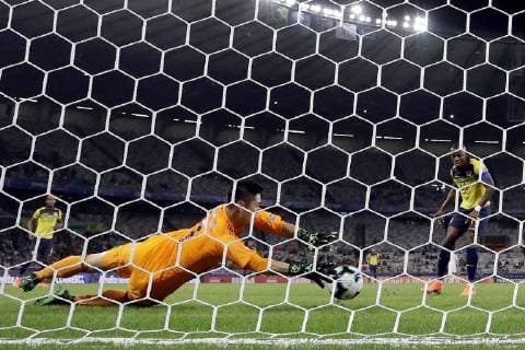 Japan s goalkeeper Eiji Kawashima (L) stops a ball from Ecuador s Enner Valencia (R) during the Copa America 2019 Group C soccer match between Ecuador and Japan, at Mineirao Stadium in Belo Horizonte, Brazil, 24 June 2019. Ecuador vs. Japan !ACHTUNG: NUR REDAKTIONELLE NUTZUNG!  Copyright: xFernandoxBizerrax SCA18102 20190625-636970268729161419