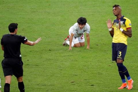 Japan s Takefusa Kubo (C) reacts next to Ecuador s Robert Arboleda during the Copa America 2019 Group C soccer match between Ecuador and Japan, at Mineirao Stadium in Belo Horizonte, Brazil, 24 June 2019. Ecuador vs. Japan !ACHTUNG: NUR REDAKTIONELLE NUTZUNG!  Copyright: xPauloxFonsecax SCA18106 20190625-636970269957922151