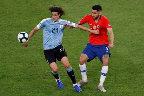 Uruguay s Edinson Cavani (L) vies for the ball with Chile s Guillermo Maripan during the Copa America 2019 Group C soccer match between Chile and Uruguay, at the Maracana Stadium in Rio de Janeiro, Brazil, 24 June 2019. Chile vs. Uruguay !ACHTUNG: NUR REDAKTIONELLE NUTZUNG!  Copyright: xJulioxCesarxGuimaraesx SCA17103 20190625-636970272426778021