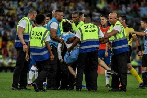 Chile x Uruguay RIO DE JANEIRO, RJ - 24.06.2019: CHILE X URUGUAY - Supporter invades the field during a match between Chile and Uruguay, valid for the group stage of the 2019 Copa America, held this Monday (24) at the Maracanã Stadium in Rio de Janeiro, RJ. (Photo: Nayra Halm Fotoarena) x1752563x  NayraxHalm