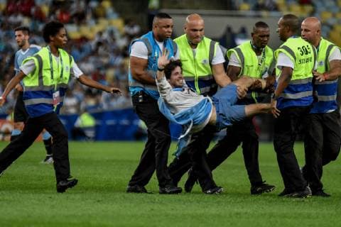 Chile x Uruguay RIO DE JANEIRO, RJ - 24.06.2019: CHILE X URUGUAY - Supporter invades the field during a match between Chile and Uruguay, valid for the group stage of the 2019 Copa America, held this Monday (24) at the Maracanã Stadium in Rio de Janeiro, RJ. (Photo: Nayra Halm Fotoarena) x1752564x  NayraxHalm