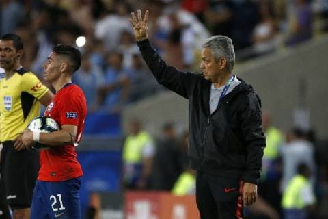 Futbol, Chile vs Uruguay Copa America 2019 El entrenador de la seleccion chilena Reinaldo Rueda da instrucciones a sus jugadores durante el partido del grupo C de la Copa America contra Uruguay disputado en el estadio Maracana de Rio de Janeiro, Brasil. 24 06 2019 Andres Pina Photosport Football, Chile vs Uruguay Copa America Championship 2019 Chile s manager Reinaldo Rueda instructs his players during the group C match of the Copa America Championship against Uruguay held at the Maracana stadium in Rio de Janeiro, Brazil. 24 06 2019 Andres Pina Photosport Chile vs Uruguay, Copa America 2019 