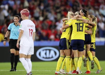 (190625) -- PARIS, June 25, 2019 -- Players of Sweden celebrate scoring during the round of 16 match between Sweden and Canada at the 2019 FIFA Women s World Cup in Parc des Princes in Paris, France, June 24, 2019. Sweden won 1-0. ) (SP)FRANCE-PARIS-2019 FIFA WOMEN S WORLD CUP-ROUND OF 16-SWE VS CAN GaoxJing 
