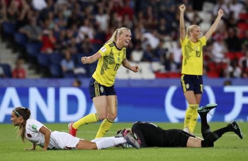 (190625) -- PARIS, June 25, 2019 -- Stina Blackstenius (2nd L) of Sweden celebrates scoring during the round of 16 match between Sweden and Canada at the 2019 FIFA Women s World Cup in Parc des Princes in Paris, France, June 24, 2019. Sweden won 1-0. ) (SP)FRANCE-PARIS-2019 FIFA WOMEN S WORLD CUP-ROUND OF 16-SWE VS CAN GaoxJing 