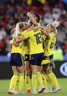 (190625) -- PARIS, June 25, 2019 -- Players of Sweden celebrate scoring during the round of 16 match between Sweden and Canada at the 2019 FIFA Women s World Cup in Parc des Princes in Paris, France, June 24, 2019. Sweden won 1-0. ) (SP)FRANCE-PARIS-2019 FIFA WOMEN S WORLD CUP-ROUND OF 16-SWE VS CAN GaoxJing 