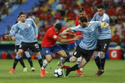 Chile x Uruguay RIO DE JANEIRO, RJ - 24.06.2019: CHILE X URUGUAY - Diego Godín and Alexis Sánchez during a match between Chile and Uruguay, valid for the group stage of the Copa America 2019, held this Monday (24) at the Maracanã Stadium in Rio de Janeiro, RJ. (Photo: Ricardo Moreira Fotoarena) x1752587x  RicardoxMoreira