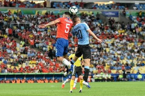 Chile x Uruguay RIO DE JANEIRO, RJ - 24.06.2019: CHILE X URUGUAY - Paulo Diaz and Rodriguez play the ball during a match between Chile and Uruguay, valid for the group stage of the Copa America 2019, held this Monday (24) at the Maracanã Stadium in Rio de Janeiro, RJ. (Photo: Nayra Halm Fotoarena) x1752620x  NayraxHalm