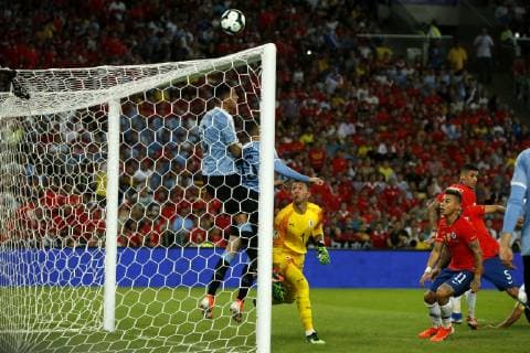 Futbol, Chile vs Uruguay Copa America 2019 Los jugadores de la selecciones uruguaya, izquierda, contienen una opcion de gol de Chile durante el partido del grupo C de la Copa America realizado en el estadio Maracana de Rio de Janeiro, Brasil. 24 06 2019 Andres Pina Photosport Football, Chile vs Uruguay Copa America Championship 2019 Uruguay s players, left, battles for the ball against the attack of Chile during the group C match of the Copa America Championship held at the Maracana stadium in Rio de Janeiro, Brazil. 24 06 2019 Andres Pina Photosport Chile vs Uruguay, Copa America 2019 