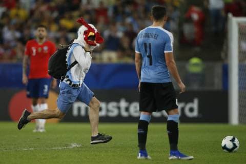 Futbol, Chile vs Uruguay Copa America 2019 Un hincha invade la cancha durante el partido del grupo C de la Copa America entre Chile y Uruguay disputado en el estadio Maracana de Rio de Janeiro, Brasil. 24 06 2019 Andres Pina Photosport Football, Chile vs Uruguay Copa America Championship 2019 A fan invades the pitch during the group C match of the Copa America Championship between Chile and Uruguay held at the Maracana stadium in Rio de Janeiro, Brazil. 24 06 2019 Andres Pina Photosport Chile vs Uruguay, Copa America 2019 