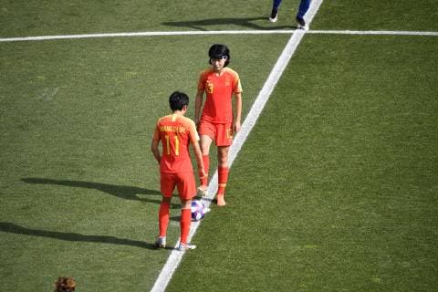 (190625) -- MONTPELLIER, June 25, 2019 -- Wang Yan (R) of China kicks off during the round of 16 match between Italy and China at the 2019 FIFA Women s World Cup at Stade de la Mosson in Montpellier, France, June 25, 2019. ) (SP)FRANCE-MONTPELLIER-2019 FIFA WOMEN S WORLD CUP-ROUND OF 16-ITA VS CHN-WARM-UP ChenxYichen 