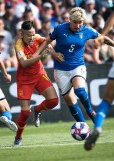 (190625) -- MONTPELLIER, June 25, 2019 -- Li Ying (L) of China vies with Elena Linari of Italy during the round of 16 match between Italy and China at the 2019 FIFA Women s World Cup at Stade de la Mosson in Montpellier, France, June 25, 2019. ) (SP)FRANCE-MONTPELLIER-2019 FIFA WOMEN S WORLD CUP-ROUND OF 16-ITA VS CHN XiaoxYijiu 