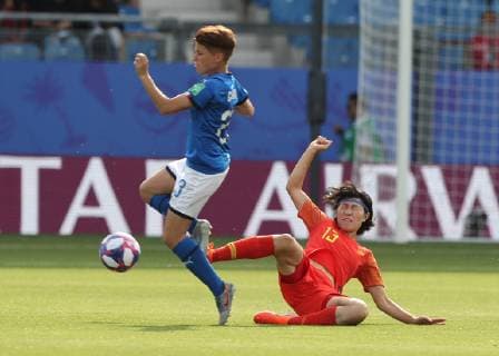 (190625) -- MONTPELLIER, June 25, 2019 -- Wang Yan (R) of China vies with Manuela Giugliano of Italy during the round of 16 match between Italy and China at the 2019 FIFA Women s World Cup at Stade de la Mosson in Montpellier, France, June 25, 2019. ) (SP)FRANCE-MONTPELLIER-2019 FIFA WOMEN S WORLD CUP-ROUND OF 16-ITA VS CHN XuxZijian 