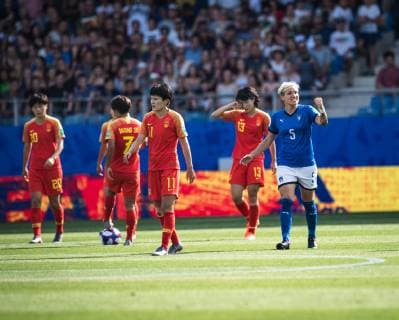 (190625) -- MONTPELLIER, June 25, 2019 -- Elena Linari (1st R) of Italy celebrates during the round of 16 match between Italy and China at the 2019 FIFA Women s World Cup at Stade de la Mosson in Montpellier, France, June 25, 2019. ) (SP)FRANCE-MONTPELLIER-2019 FIFA WOMEN S WORLD CUP-ROUND OF 16-ITA VS CHN XiaoxYijiu 
