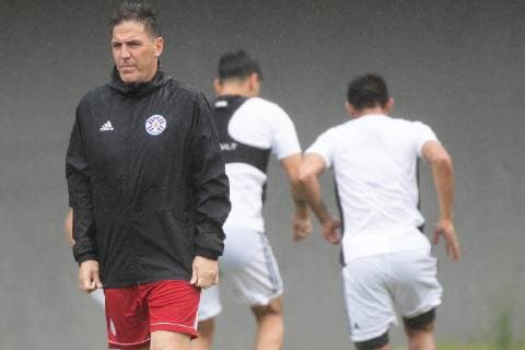 Paraguay s national soccer team head coach Eduardo Berizzo heads a training session at the Pituacu stadium, in Salvador Bahia, Brazil, 25 June 2019. Paraguay is preparing to face Brazil next Thursday for the quarterfinals of the Copa America. Paraguay training in the Copa America !ACHTUNG: NUR REDAKTIONELLE NUTZUNG!  Copyright: xJoédsonxAlvesx COPAME1699 20190625-636970869288283117