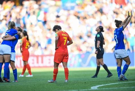 (190625) -- MONTPELLIER (FRANCE), June 25, 2019 -- Wang Shuang (C) of China reacts after the round of 16 match between Italy and China at the 2019 FIFA Women s World Cup in Montpellier, France, on June 25, 2019. China lost 0-2. ) (SP)FRANCE-MONTPELLIER-2019 FIFA WOMEN S WORLD CUP-ROUND OF 16-ITA VS CHN MaoxSiqian 