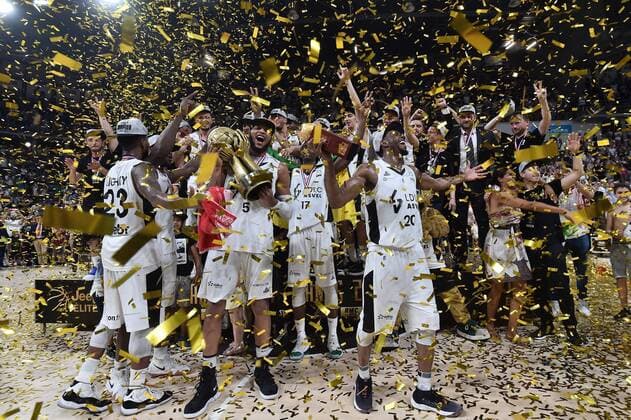 Sport Themen der Woche KW26 Sport Bilder des Tages Les joueurs avec Tony Parker (asvel) et la coupe BASKBALL : Lyon-ASVEL vs Monaco - Jeep Elite - Finale Playoffs match 5 - 25 06 2019 FredericChambert Panoramic 
