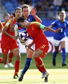 (190626) -- MONTPELLIER, June 26, 2019 -- Wu Haiyan (R front) of China vies with laria Mauro (C front) of Italy during the round of 16 match between China and Italy at the 2019 FIFA Women s World Cup in Montpellier, France, June 25, 2019. China lost 0-2. ) (SP)FRANCE-MONTPELLIER-2019 FIFA WOMEN S WORLD CUP-ROUND OF 16-CHN VS ITA XuxZijian 