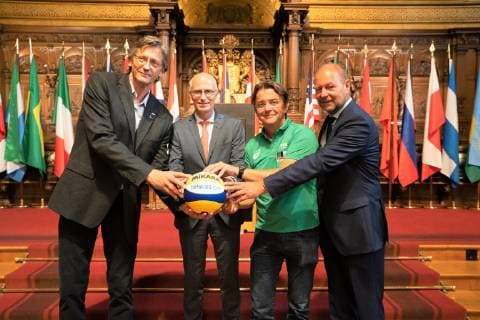 Mayor Dr Peter Tschentscher receives around 250 players at the opening of the Beach Volleyball World Cup in Hamburg Rene Hecht, President of the German Volleyball Association DVV on the far left , Dr Peter Tschentscher, First Mayor Hamburg 2 v l , Hannes Jagerhofer, CEO of Beach Major GmbH 3 v l Mayor Dr Peter Tschentscher receives around 250 players at the opening of the Beach Volleyball World Cup in Hamburg City Hall , Hamburg Hamburg Germany City Hall