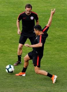 Players of the Chilean national team, Nationalteam Alexis Sanchez (R) and Jose Pedro Fuenzalida participate in training session in Sao Paulo, Brazil, 27 June 2019, a day before facing Colombia for the quarterfinals of the Copa America Brazil 2019. Chile training in the Copa America !ACHTUNG: NUR REDAKTIONELLE NUTZUNG!  Copyright: xPauloxWhitakerx COPAME2037 20190627-636972720490590348
