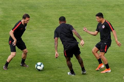 Players of the Chilean national team, Nationalteam Alexis Sanchez (R) and Jose Pedro Fuenzalida (L) participate in training session in Sao Paulo, Brazil, 27 June 2019, a day before facing Colombia for the quarterfinals of the Copa America Brazil 2019. Chile training in the Copa America !ACHTUNG: NUR REDAKTIONELLE NUTZUNG!  Copyright: xPauloxWhitakerx COPAME2038 20190627-636972720495746606