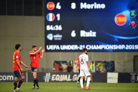 Photo Massimo Paolone LaPresse June 27, 2019 Reggio Emilia, Italy soccer Spain vs France - UEFA Under 21 Championship Italy 2019 - Semi-finals - "Mapei - Citt& xe0; del Tricolore" stadium. In the pic: Fabian Ruiz (Spagna) greets the fans of Spain  Copyright: xMassimoxPaolone LaPressex