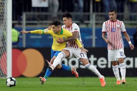 Brazilian Philippe Coutinho (L) vies for the ball with Paraguayan Hernan Perez (C), during the Copa America 2019 quarter-finals soccer match between Brazil and Paraguay, at Arena do Gremio Stadium in Porto Alegre, Brazil, 27 June 2019. Brazil vs. Paraguay !ACHTUNG: NUR REDAKTIONELLE NUTZUNG!  Copyright: xJuanxIgnacioxRoncoronix SCA1968 20190628-636972873274094718