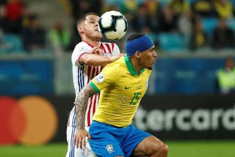 Paraguayan Miguel Almiron (L) vies for the ball with Brazilian Marques Allan (R) during the Copa America 2019 quarter-finals soccer match between Brazil and Paraguay, at Arena do Gremio Stadium in Porto Alegre, Brazil, 27 June 2019. Brazil vs. Paraguay !ACHTUNG: NUR REDAKTIONELLE NUTZUNG!  Copyright: xJosexMendezx SCA1979 20190628-636972881739616004