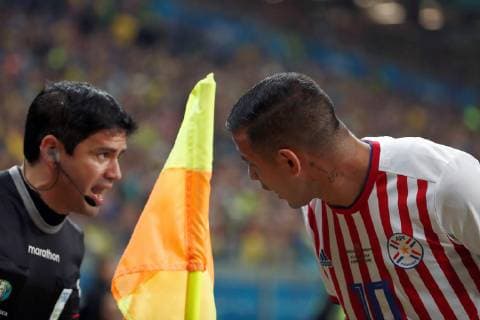 Paraguayan Derlis Gonzalez talks to the referee, during the Copa America 2019 quarter-finals soccer match between Brazil and Paraguay, at Arena do Gremio Stadium in Porto Alegre, Brazil, 27 June 2019. Brazil vs. Paraguay !ACHTUNG: NUR REDAKTIONELLE NUTZUNG!  Copyright: xJosexMendezx SCA1992 20190628-636972884539843623