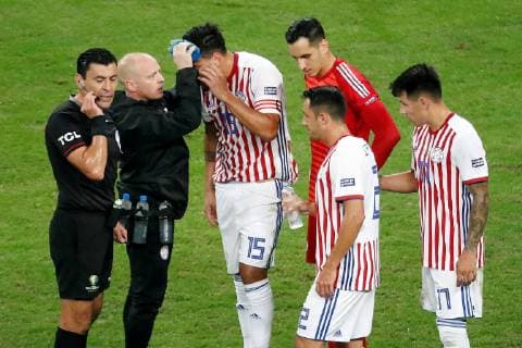Paraguayan Gustavo Gomez (L) receives medical attention, during the Copa America 2019 quarter-finals soccer match between Brazil and Paraguay, at Arena do Gremio Stadium in Porto Alegre, Brazil, 27 June 2019. Brazil vs. Paraguay !ACHTUNG: NUR REDAKTIONELLE NUTZUNG!  Copyright: xSebastiaoxMoreirax SCA1981 20190628-636972885174586553