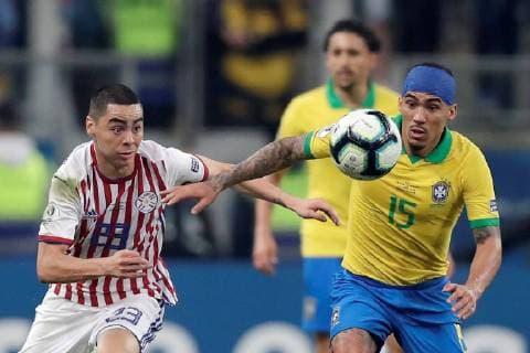 Brazilian Marques Allan (R) vies for the ball with Paraguayan Miguel Almiron (L), during the Copa America 2019 quarter-finals soccer match between Brazil and Paraguay, at Arena do Gremio Stadium in Porto Alegre, Brazil, 27 June 2019. Brazil vs. Paraguay !ACHTUNG: NUR REDAKTIONELLE NUTZUNG!  Copyright: xJuanxIgnacioxRoncoronix SCA19100 20190628-636972889078500446