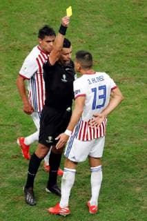 Referee (C) shows a yellow card to Paraguayan Juan Ignacio Alonso (R), during the Copa America 2019 quarter-finals soccer match between Brazil and Paraguay, at Arena do Gremio Stadium in Porto Alegre, Brazil, 27 June 2019. Brazil vs. Paraguay !ACHTUNG: NUR REDAKTIONELLE NUTZUNG!  Copyright: xSebastiaoxMoreirax SCA19110 20190628-636972898474754861