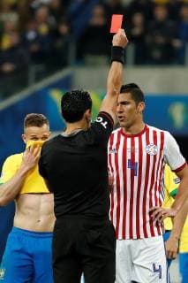 Sport Bilder des Tages Chilean referee Roberto Tobar (C) shows a yellow card to Paraguayan Fabian Balbuena (R), during the Copa America 2019 quarter-finals soccer match between Brazil and Paraguay, at Arena do Gremio Stadium in Porto Alegre, Brazil, 27 June 2019. Brazil vs. Paraguay !ACHTUNG: NUR REDAKTIONELLE NUTZUNG!  Copyright: xJosexMendezx SCA19151 20190628-636972919038813834