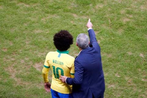 Brazilian head coach Tite gives instructions to player William, during the Copa America 2019 quarter-finals soccer match between Brazil and Paraguay, at Arena do Gremio Stadium in Porto Alegre, Brazil, 27 June 2019. Brazil vs. Paraguay !ACHTUNG: NUR REDAKTIONELLE NUTZUNG!  Copyright: xSebastiaoxMoreirax SCA19160 20190628-636972923405066909