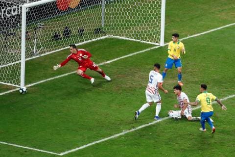 Paraguayan goalkeeper Roberto Fernandez (L) in action, during the Copa America 2019 quarter-finals soccer match between Brazil and Paraguay, at Arena do Gremio Stadium in Porto Alegre, Brazil, 27 June 2019. Brazil vs. Paraguay !ACHTUNG: NUR REDAKTIONELLE NUTZUNG!  Copyright: xSebastiaoxMoreirax SCA19164 20190628-636972925248489033