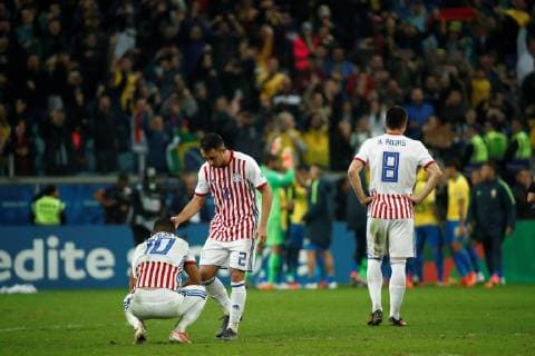 Paraguayan players lament after loosing the penalties round, during the Copa America 2019 quarter-finals soccer match between Brazil and Paraguay, at Arena do Gremio Stadium in Porto Alegre, Brazil, 27 June 2019. Brazil vs. Paraguay !ACHTUNG: NUR REDAKTIONELLE NUTZUNG!  Copyright: xJosexMendezx SCA19229 20190628-636972963641171116