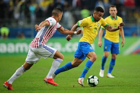 FuÃŸball, Copa America, Brasilien - Paraguay 27th June 2019, Arena do Gremio stadium, Porto Alegre, Brazil; Copa America international football, quarter finals, Brazil versus Paraguay; Gabriel Jesus of Brazil breaks forward on the ball  ActionPlus12148576 HeulerxAndrey