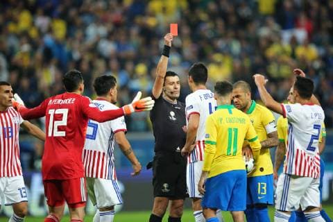FuÃŸball, Copa America, Brasilien - Paraguay 27th June 2019, Arena do Gremio stadium, Porto Alegre, Brazil; Copa America international football, quarter finals, Brazil versus Paraguay; Referee Roberto Tobar (CHI) shows a red card to Fabi& xe1;n Balbuena of Paraguay for his challenge  ActionPlus12148581 HeulerxAndrey