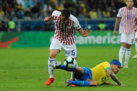 FuÃŸball, Copa America, Brasilien - Paraguay 27th June 2019, Arena do Gremio stadium, Porto Alegre, Brazil; Copa America international football, quarter finals, Brazil versus Paraguay; Allan of Brazil goes down under the challenge from Richard Ortiz S& xe1;nchez of Paraguay  ActionPlus12148588 MaxxPeixoto DiaEsportivo