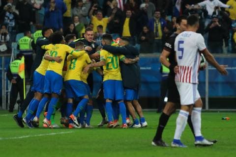 FuÃŸball, Copa America, Brasilien - Paraguay 27th June 2019, Arena do Gremio stadium, Porto Alegre, Brazil; Copa America international football, quarter finals, Brazil versus Paraguay; Players of Brazil celebrate their victory at the final whistle of the match  ActionPlus12148591 MaxxPeixoto DiaEsportivo
